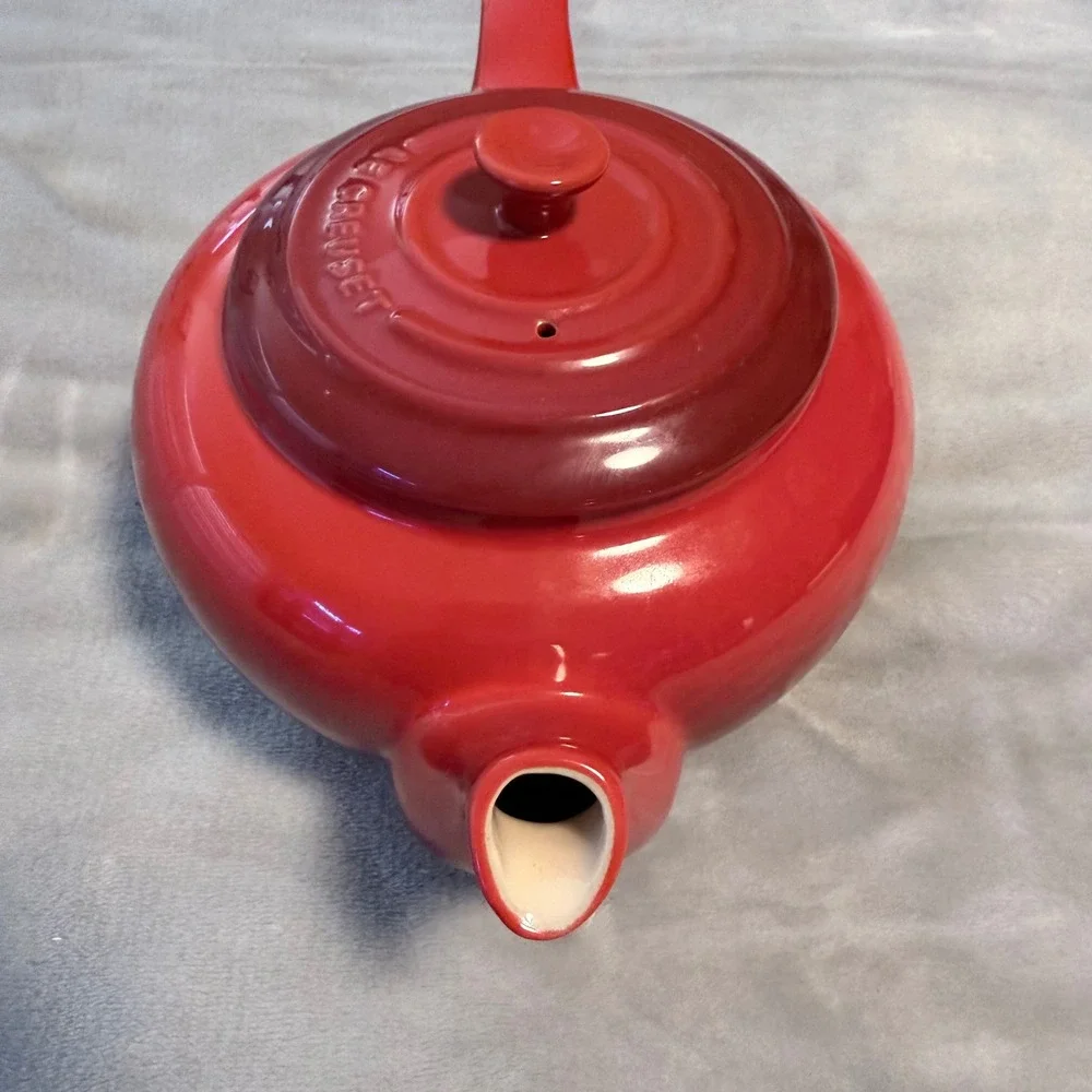 Le Creuset Cerise Red Stoneware Short Round Teapot 22 oz Unused No Infuser